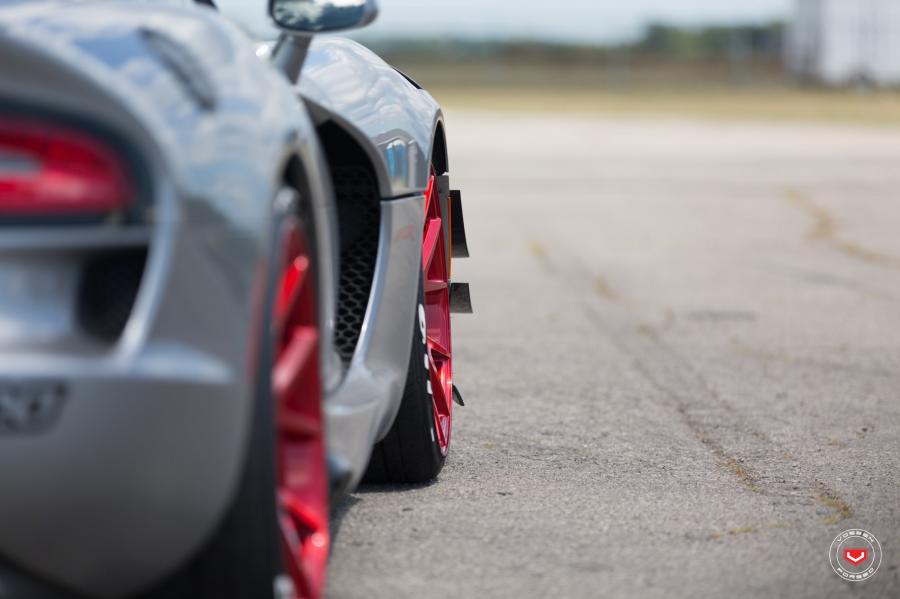 Детали экстерьера Dodge Viper ACR on Vossen Wheels (VPS-306) 2017 года  (фото 8 из 40)